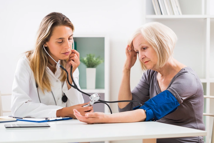 Sieviete pagatavo veselīgu brokastis virtuvē